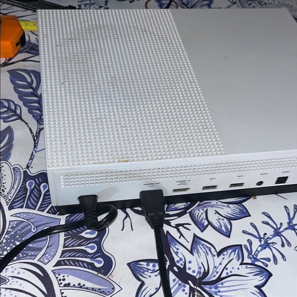 Xbox One White One S Console Barley Used - Picture 4 of 9